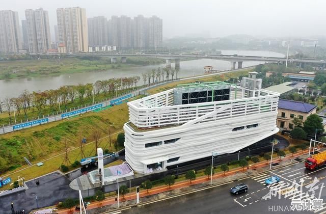 《蓝天征途：云端极限飞行模拟器，开启真实驾驶与冒险之旅》