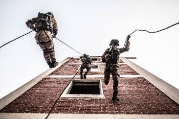 想体验硬核战术射击？操控2在线版》考验你的团队策略与枪法！