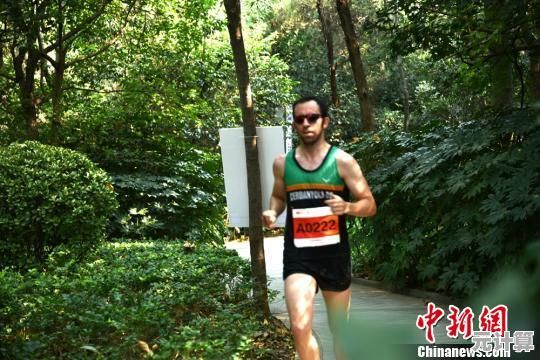 《登山赛车1》如此经典，你难道不想体验这款风靡全球的趣味竞速游戏吗？